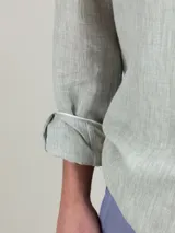 Camisa de hombre marca El Ganso, confeccionada en lino, de corte regular fit, cuello italiano, manga larga con puños simples y logo bordado en el pecho.