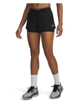 Short deportivo Under Armour Vanish 2 en 1, compuesto por un short exterior ligero y un short interior de punto ajustado para mayor sujeción. Presenta cintura elástica con logo visible, aberturas laterales en el bajo y bolsillos laterales.