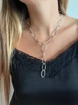 Collar plateado con cadena de eslabones ovalados.