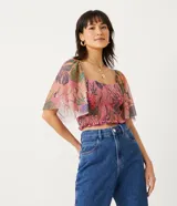 Blusa cropped de tul con estampado de guacamayos y piñas, escote cuadrado, mangas amplias fruncidas y lastex en el cuerpo.