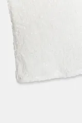 Top blanco de escote recto con tirantes finos, con detalle de lentejuelas bordadas y forro interior a tono.