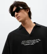 Remera de piquet de algodón con cuello polo y abertura en V. Presenta un corte overboxy holgado, mangas cortas y un estampado frontal con el lettering Energy.