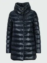 Campera larga de nylon color azul marino, con relleno de plumas, cuello alto y cierre con botones a presión.