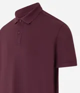 Remera polo de manga corta color verde militar, confeccionada en algodón peruano con cuello convencional y cierre de botones.