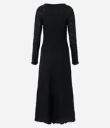 Vestido largo de malla texturizada con cuello redondo y manga larga. Presenta un corte evasé con acabado de encaje discreto, ofreciendo una caída fluida y elegante.