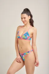 Conjunto de bikini estampado en tonos azules y verdes, con ribete amarillo. El corpiño es de corte triangular con tirantes cruzados en la espalda, y la bombacha es tipo tanga.
