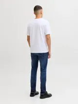 Jeans de corte slim fit en denim azul con efecto lavado, confeccionados en tejido elástico con mezcla de algodón y lyocell.