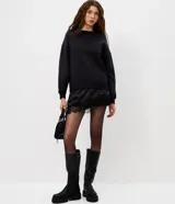 Buzo de algodón con felpa, corte oversized, cuello redondo y mangas largas. Presenta un detalle de encaje aplicado en el ruedo, aportando un contraste femenino y sofisticado.