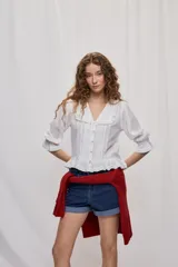 Short de denim color negro con dobladillo fijo, bolsillos delanteros y traseros, de corte clásico.