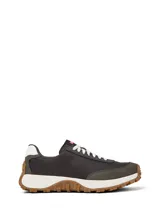 Championes Camper D.Trail.864 en color gris oscuro con refuerzos de gamuza, cordones blancos y suela dentada de goma marrón con entresuela blanca.