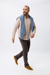 Pantalón de pana de corte regular fit, con textura acanalada, cierre de botón y cremallera, y diseño de cinco bolsillos clásicos.