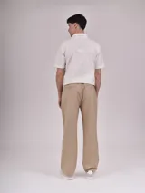 Pantalón kaki de corte recto y holgado, con cintura elástica ajustable mediante cordón y bragueta simulada.