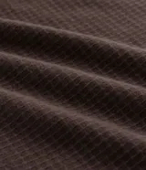 Remera de manga corta con cuello redondo, confeccionada en tejido tipo waffle con textura nido de abeja. Presenta un diseño liso y estructurado, ideal para un look casual y versátil.