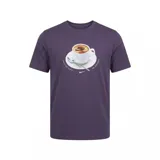 Remera Nike de manga corta y cuello redondo, color lavanda, con estampa frontal gráfica de una taza de café con el logo de la marca y la inscripción 'Café Swoosh'.