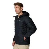 Campera puffer negra con capucha, cierre frontal completo y bolsillos laterales con cremallera. Cuenta con tecnología termorreflectante y aislamiento sintético para mayor calidez.