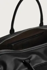 Bolso de viaje de diseño estructurado en color negro con acabado grabado. Cuenta con compartimento principal con cierre de cremallera, bolsillo frontal con cierre y asas de mano reforzadas. Incluye correa de hombro ajustable y extraíble.