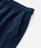 Bermuda boardshort de microfibra color azul marino, con cintura elástica, cordón ajustable y bolsillos.