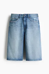 Bermuda de cinco bolsillos en denim de algodón rígido, color celeste con efecto desgastado. Modelo de corte holgado con cierre y botón metálico.