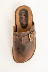 Zueco marrón de cuero con hebilla lateral y suela de goma.