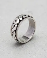 Anillo de plata 925 con diseño empavonado y banda central giratoria con patrón de eslabones entrelazados.