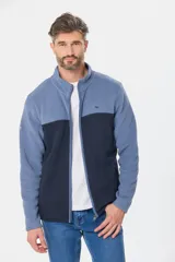Campera de micro polar bondeado con diseño bicolor, combinando paneles en color terracota y azul marino. Presenta cuello alto, cierre frontal completo y bolsillos laterales con cierre.