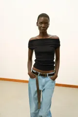 Camiseta negra de corte slim fit, con cuello barco y manga corta.