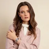 Reloj Jacques Lemans modelo Derby con caja y malla de acero inoxidable. Presenta una esfera color rosado con índices plateados, bisel estriado y ventana de fecha a las tres.