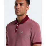Polo de manga corta confeccionada en tejido piqué con textura micro-rayada. Presenta cuello y puños en color bordó contrastante, cierre frontal con tres botones y logo de la marca bordado en el pecho.