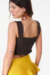 Top corto azul marino de lino italiano, con diseño fruncido tipo nido de abeja en todo el cuerpo, escote cuadrado y tirantes anchos.