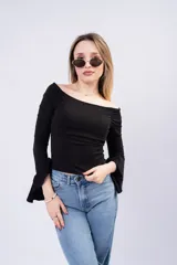 Remera de manga larga color bordó, con escote tipo bardot o barco y diseño ajustado al cuerpo.