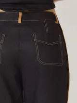 Pantalón de lino color beige, de corte recto y elegante, con bolsillos laterales.