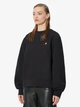 Buzo de cuello redondo color crema, de manga larga y calce relajado, con el logo de Carhartt bordado en el pecho.