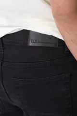 Pantalón de jean de corte recto y tiro medio, en color azul claro lavado, con cierre frontal y bolsillos laterales.