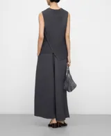Pantalón gris oscuro de tejido plisado (crinkle), con cintura elástica, bolsillos laterales y diseño de pierna ancha.