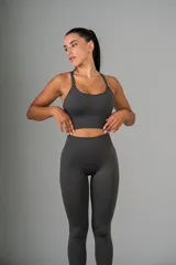 Legging deportivo de tiro alto con pretina ancha y diseño sin costuras, confeccionado en tejido elástico de color marrón.