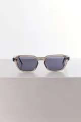 Lentes de sol con marco negro y patillas color carey.