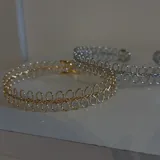 Gargantilla dorada con diseño de eslabones circulares.