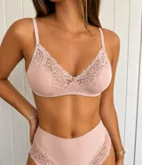 Corpiño sin aro de lycra color rosado, con detalles de encaje en el escote y cierre mediante broches en la espalda.