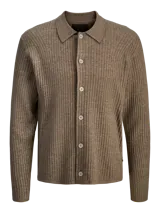 Cardigan de punto acanalado color marrón, con cuello tipo polo y cierre frontal de botones. Presenta un corte regular y mangas largas.