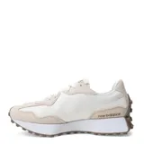 Championes urbanos New Balance modelo Lifestyle, color blanco con detalles en beige y marrón, confeccionados con superposiciones de gamuza y base sintética. Presentan el característico logo "N" en los laterales y suela dentada de goma.
