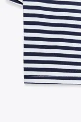 Camiseta cropped color amarillo, de corte slim fit, cuello redondo y manga corta.