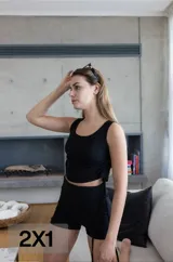 Conjunto de dos piezas compuesto por un top sin mangas de cuello redondo y un short de tiro alto, ambos confeccionados en tejido de algodón con lycra.