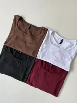 Remera de manga larga color bordó, de morley y escote redondo.