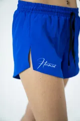 Short deportivo azul eléctrico con cintura elástica ajustable con cordón negro, aberturas laterales y logo Hermod estampado en blanco. Incluye suspensor interno de lycra de microfibra.