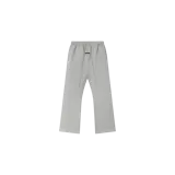 Pantalón de jogging gris claro Fear of God Essentials, corte flare y diseño de pernera ancha, con cintura elástica con cordón de ajuste extralargo y etiqueta de goma con el logo de la marca en la parte frontal.