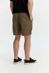 Bermuda estilo chino confeccionada en mezcla de lino y algodón, color azul melange, de corte suelto, cintura elastizada con cordón ajustable y pinzas delanteras.