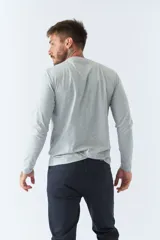 Remera gris de manga larga con cuello redondo y estampado frontal con las letras "BKF" en azul y negro.