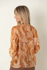 Camisa italiana estampada en seda y viscosa en tonos de ocre, con cuello mao y botones de nácar.