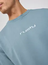 Sweater color arena con logo Rusty estampado en el pecho, de corte regular fit.