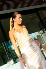 Pollera larga de satén color champagne, con pretina en la cintura y detalles de apliques de tul bordado con motivos florales en los laterales.